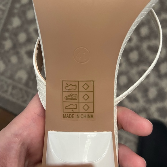 Size 10 White Heeled Sandals NEW - Picture 4 of 4